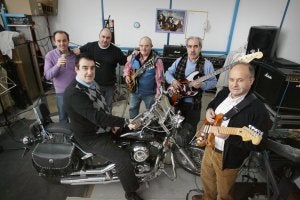Los actuales componentes del grupo, en su local de ensayo. :: JUSTO RODRÍGUEZ/