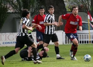 Maño (d.) se lleva el balón ante Javi López, del Haro. :: M.HERREROS/