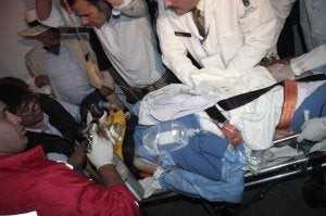 Momento en el que el torero madrileño es trasladado al hospital. ::
REUTERS/