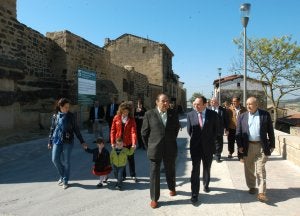 Sanz visitó las murallas junto a Alegre y Sanmartín, alcalde de Briones. ::
C.V./