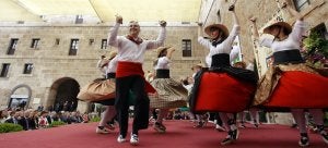 Los bailes regionales no podían faltar en la celebración del Día de La Rioja. ::
J. R./
