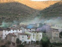 Cientos de personas siguieron la XXI Fiesta del Humo al son del 'Kanon' de Pachelbet, reclamando cuidar el puente medieval y la espadaña de la caída iglesia. :: E.P./