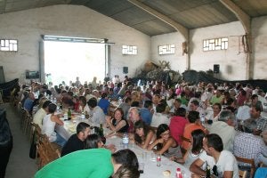 Vecinos de Herramélluri, en la comida popular del domingo. ::
D.M.A./