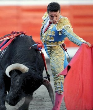 Urdiales, durante la corrida de ayer en el coso de Bilbao. :: EFE/