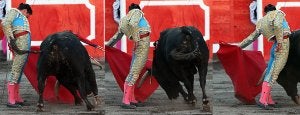 Un bellísimo natural de Diego Urdiales el miércoles en Bilbao con su primer Victorino, captado en tres tiempos. ::
CARMELO BAYO/