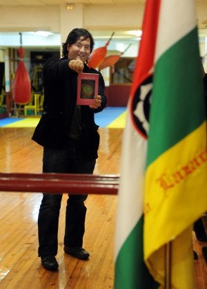 Juan Kim Ballesteros, con su libro y en el gimnasio. :: M. HERREROS / Vídeo: Javier F. Barrera/