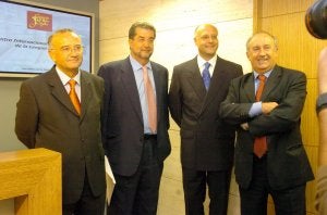 Imagen de archivo de José Antonio Pascual (segundo por la izquierda) en Logroño como codirector de Cilengua. ::
L.R./