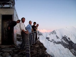 La gente del refugio de Goûter, en el Mont Blanc, y Eider (abajo) en el balcón :: VAGAMONTAÑAS/