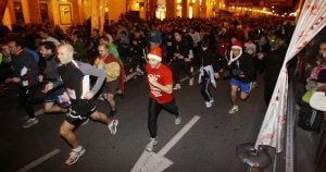 Más de 2.500 personas tomaron la salida en la carrera absoluta de Logroño. :: JUSTO RODRÍGUEZ/