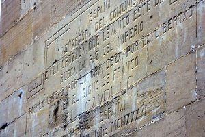 Otras entidades. Se instará a administraciones, organismos públicos y privados a cumplir la Ley de Memoria Histórica.:: J.R./