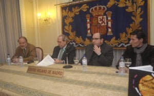 Pablo García-Mancha estuvo acompañado por el vicepresidente del Centro Riojano en Madrid, Eduardo Paternina; el escritor Carlos Abella y el torero arnedano Diego Urdiales . ::
INFONEWS/