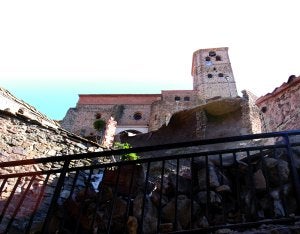 Buena parte de la superficie de la plaza-mirador aplastó parte de los corrales, desde donde está obtenida esta fotografía. :: SANDA/