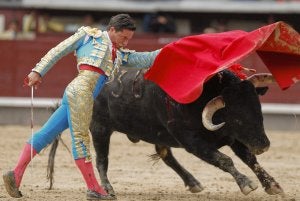 Excelente pase de pecho de Diego Urdiales al primero de sus toros de ayer en Madrid. ::
EFE/