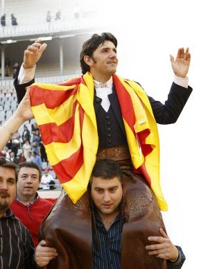 El rejoneador Diego Ventura sale a hombros en la Monumental de Barcelona. ::
EFE/TONI GARRIGA/