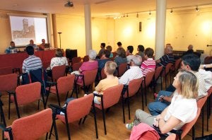 Reunión que convocó ayer en el Ateneo la Plataforma Liberar San Bartolomé. :: J.HERREROS/