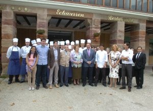 Sanz, Capellán, familia Paniego y trabajadores del Echaurren. :: ALBO/