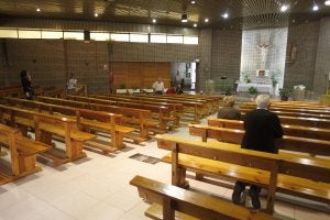 Varias personas rezan en la iglesia donde tuvo lugar el asesinato. ::
EFE/