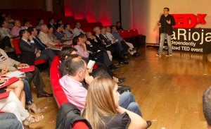 Toni Mascaró puso durante su intervención el acento en la innovación, entendida como un elemento real alejado del marketing, mientras evitaba pisar alguna de las cartas que el mago Luengo esparció por la tribuna durante su alocución mágica, que entusiasmó al público. ::
F. DÍAZ/