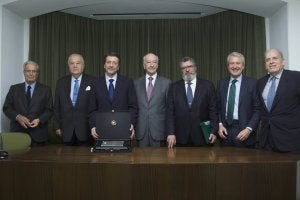 Antonio Garrigues Walker, Santiago de Ybarra, Ignacio Camacho, Miguel Ángel Ochoa, Antonio Fontán, Emilio del Río y Miguel Ángel Gozalo, durante la entrega del galardón ayer por la tarde en Madrid. ::
GOBIERNO DE LA RIOJA/