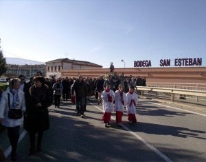 La procesión siguió el recorrido entre la iglesia y la bodega. ::
M.D.R./