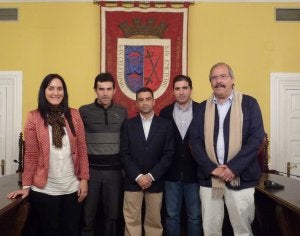 María Teresa Antoñanzas (edil de Festejos); José Antonio Pérez Vitoria, Víctor García y Pedro Carra, y el alcalde, Javier Pagola. :: I.Á./