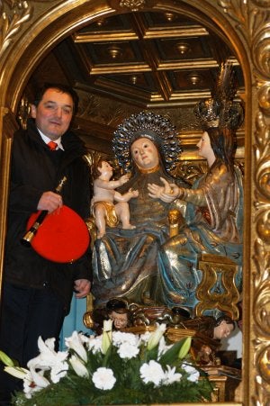 Diego Jiménez, ante la imagen de Santa Ana. ::
SANDA/
