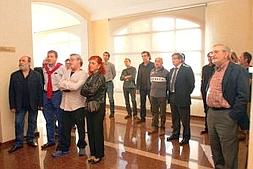 Artistas participantes y organizadores de la exposición '40.000 razones por La Rioja' durante una reciente visita a la Bodega Finca Valpiedra . :: ALFREDO IGLESIAS/