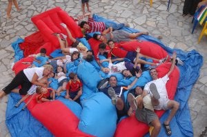 Niños y mayores disfrutaron con el hinchable hasta desinflado. ::
SANDA/