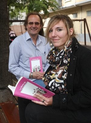 El editor y la autora, con el libro entre las manos. ::
DÍAZ URIEL/