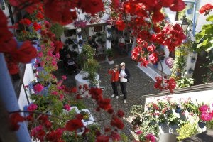 Un colorista patio cordobés en el Barrio de San Basilio adornado para los festejos. ::
SALAS / EFE/
