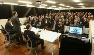 Sanz, flanqueado por Blanco y Vázquez, se dirige a los asistentes al congreso durante el acto de inauguración. :: DÍAZ URIEL/