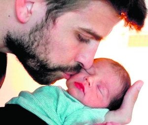 El futbolista Gerard Piqué besa al pequeño Milan .::
EFE/