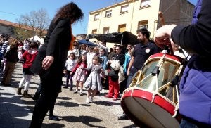 Los niños del grupo de danzas bailan en el rastro mientras tocan los gaiteros y tamborileros. ::
I.A./