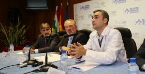 José María Corcuera, secretario general técnico de la Consejería de Salud, el consejero, José Ignacio Nieto, y el investigador jefe del grupo, Miguel Morales, durante la presentación en rueda de prensa de la incorporación de su equipo al CIBIR, en junio del 2010. ::
JUSTO RODRÍGUEZ/