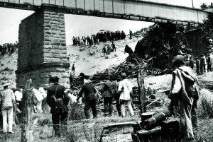 Guardia Civil, Ejército, sanitarios y ciudadanos colaboran en las tareas de rescate en el puente de Torremontalbo, el 27 de junio de 1903. ::
L.R./