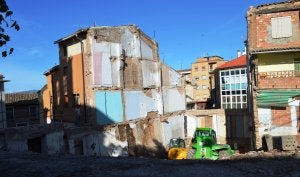 Las obras de demolición del edificio declarado en ruina en el Rasillo de San Francisco se encuentran muy avanzadas. :: I.Á./