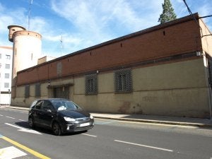 El solar del cuartel está a la espera de comprador y de aparcamiento municipal. :: M.F./
