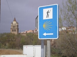 Una de las señales de la Ruta Jacobea del Ebro, a su paso por Calahorra con la catedral de fondo. :: L.R./