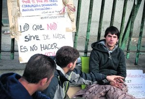 Jorge Arzuaga (derecha) pasa los días en Sol desde que comenzó su huelga el pasado viernes. En la imagen, recibe el apoyo de algunos ciudadanos. :: ÓSCAR CHAMORRO/