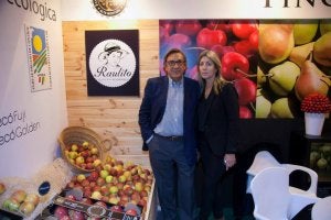 Raúl Sanz y Laura Sáez Benito, en el stand de la feria Fruit Attraction de Madrid, en octubre. ::
L.R./