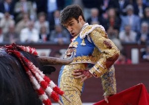 José Tomás, en la tarde de su reaparición del 2008 en Madrid cuando cortó cuatro orejas. ::
AFP / A. SIMÓN/