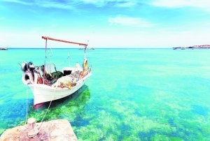 La playa de Els Pujols en Formentera. Abajo, detalle de un molino de viento. ::
FOTOLIA/