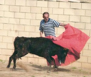 Gerardo, con una vaca en la finca de Carlos Lumbreras. ::
L.R./