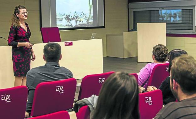 Mercedes Siles durante su ponencia en la Universidad de La Rioja. ::/Justo Rodriguez
