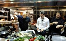 Quique Dacosta, oficiando en su restaurante londinense en el que está triunfando con la paella valenciana de máxima calidad, expresión y sabor. :/Efe