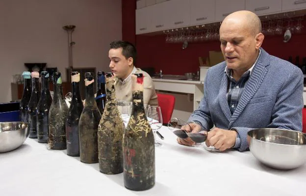 Héctor Díez y Antonio Palacios catan los vinos envejecidos en el fondo marino. :: DÍAz Uriel/