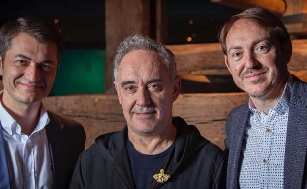 Ferran Adriá recibe la medalla que le acredita como patrono de la Fundación Vivanco