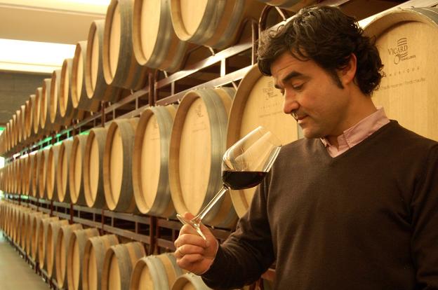 Roberto de Carlos prueba en la sala de barricas uno de sus vinos tintos/L.R.