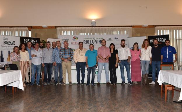 Los premiados en el Torneo Bodegas Marco Real posan tras la entrega de trofeos en el centro social del Campo de Golf de Logroño junto a organizadores y patrocinadores. 