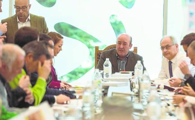 Fernando Ezquerro, presidente de la DOCa Rioja, en la reunión del pleno del Consejo Regulador. /SONIA TERCERO